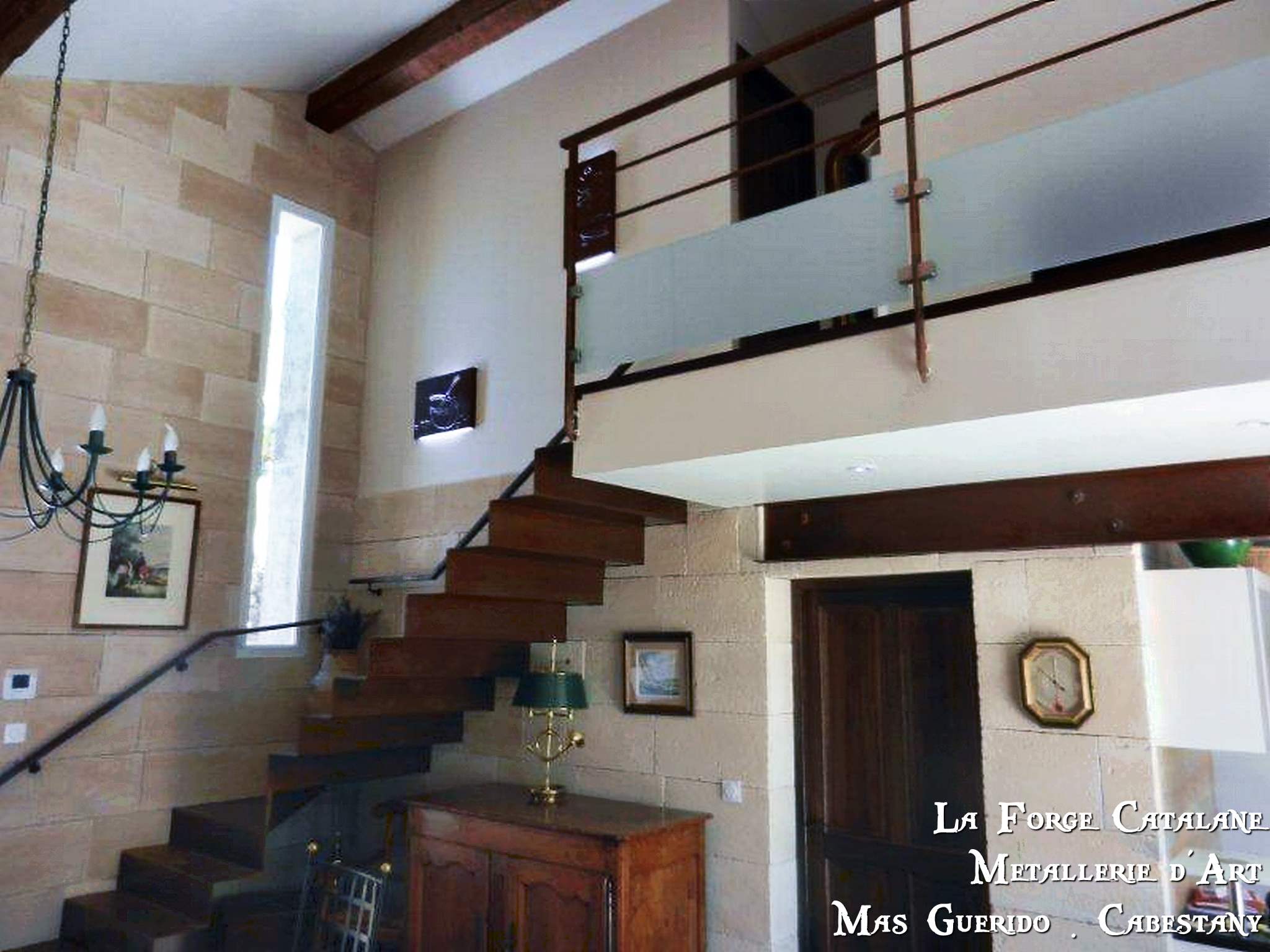 Escalier marches suspendues sans limons apparents en tole pliee forge catalane 26.jpg